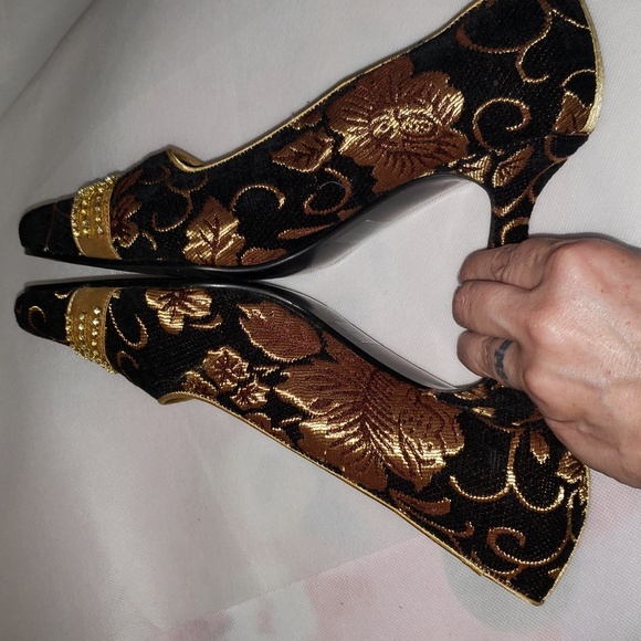 Elegant Black and Gold Heels - Picture 8 of 16